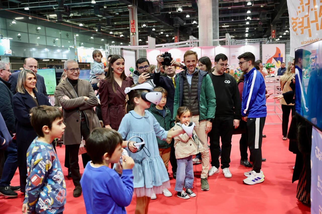 Niños y adultos disfrutando de la Expojove 2025 con realidad virtual