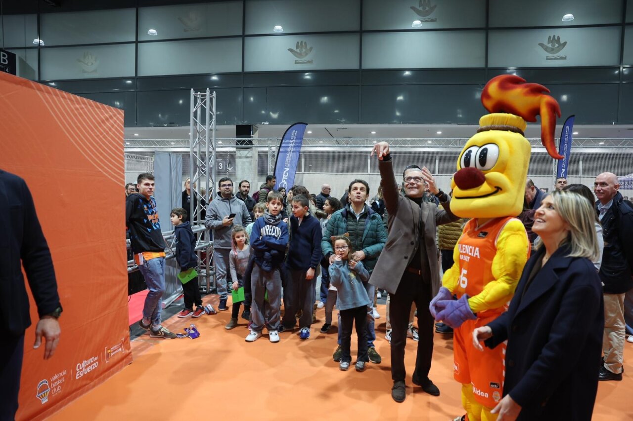 Personas disfrutando de la inauguración de Expojove 2025 con un personaje disfrazado