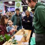 Personas interactuando en un evento de Expojove 2025