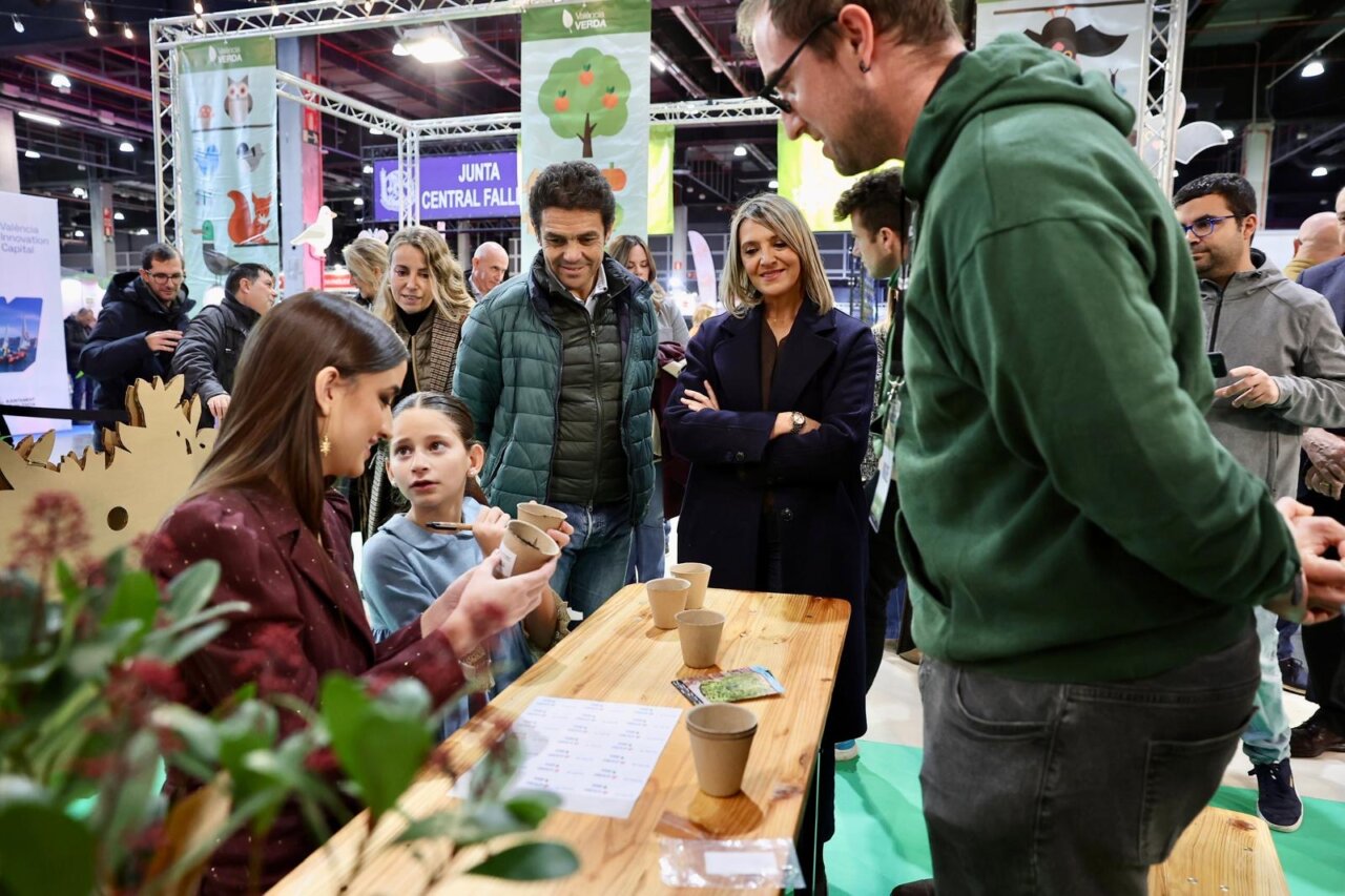 Personas interactuando en un evento de Expojove 2025