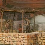 Tres figuras artesanales en un entorno histórico con un pozo.