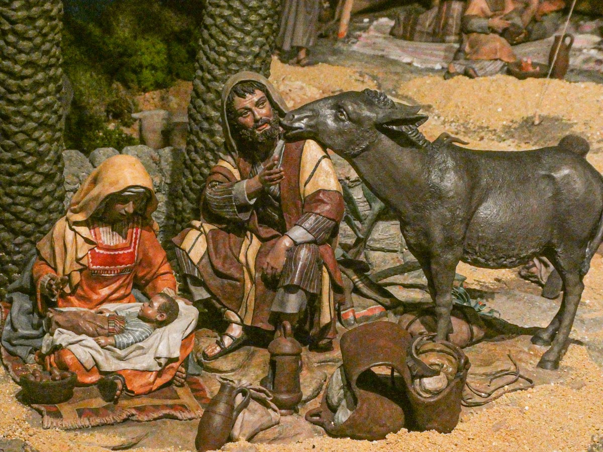Escena del nacimiento de Jesús con figuras en un pesebre