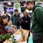 Personas participando en actividades en Expojove 2025