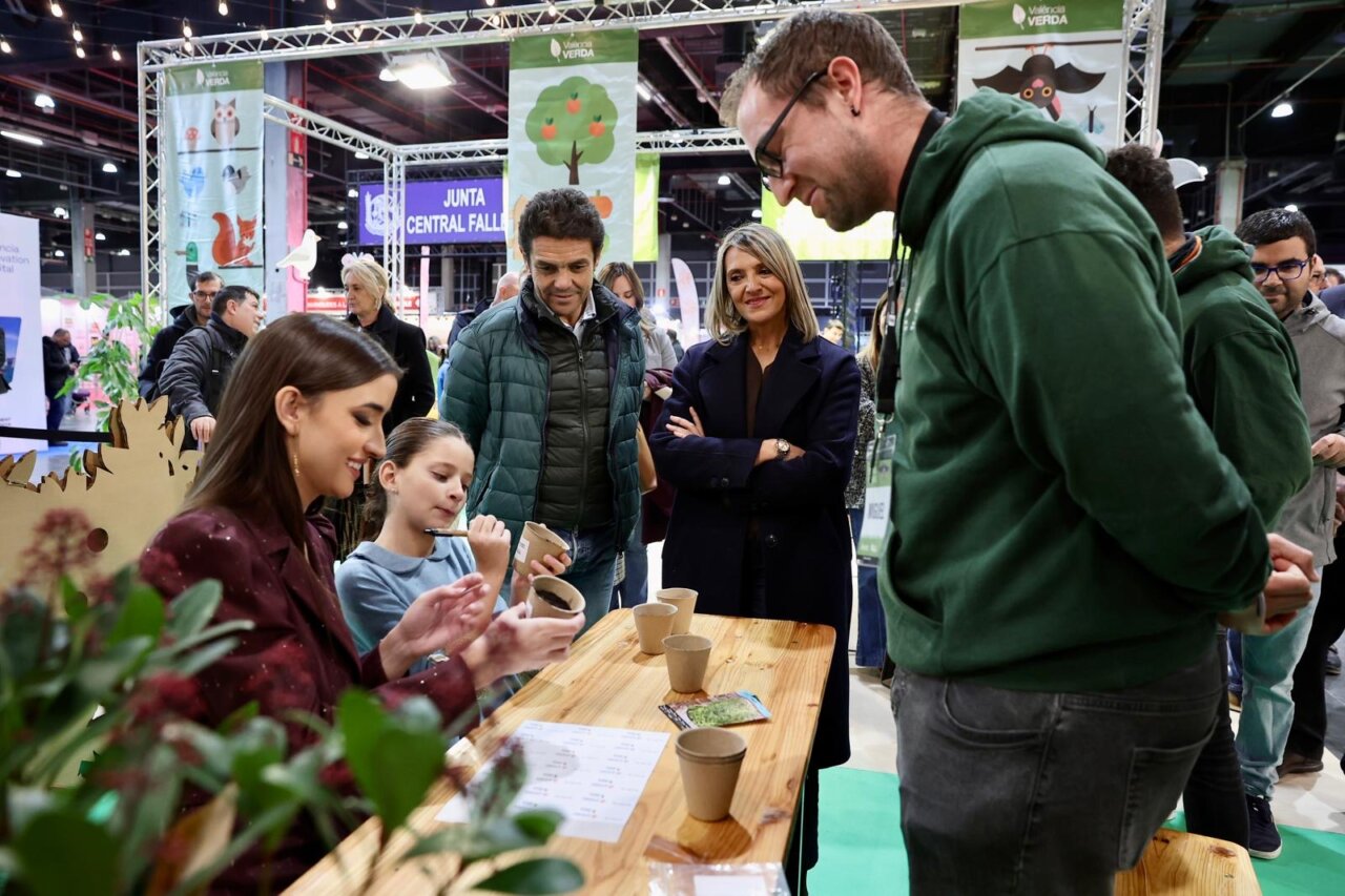 Personas participando en actividades en Expojove 2025