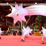 Personas en Expojove 2025 con decoraciones inflables en un ambiente festivo.
