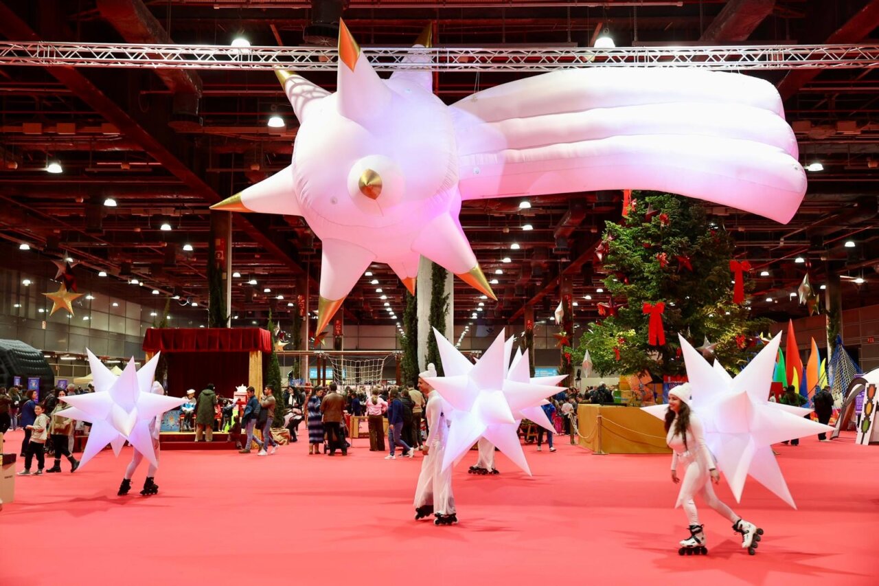 Personas en Expojove 2025 con decoraciones inflables en un ambiente festivo.