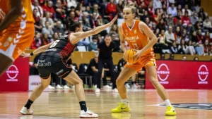 Jugadora de Valencia Basket en acción durante el partido contra Girona