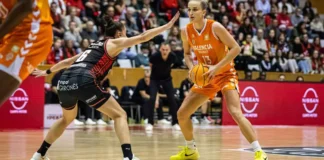 Jugadora de Valencia Basket en acción durante el partido contra Girona