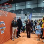 Evento de inauguración de Expojove 2025 con personas y mascota