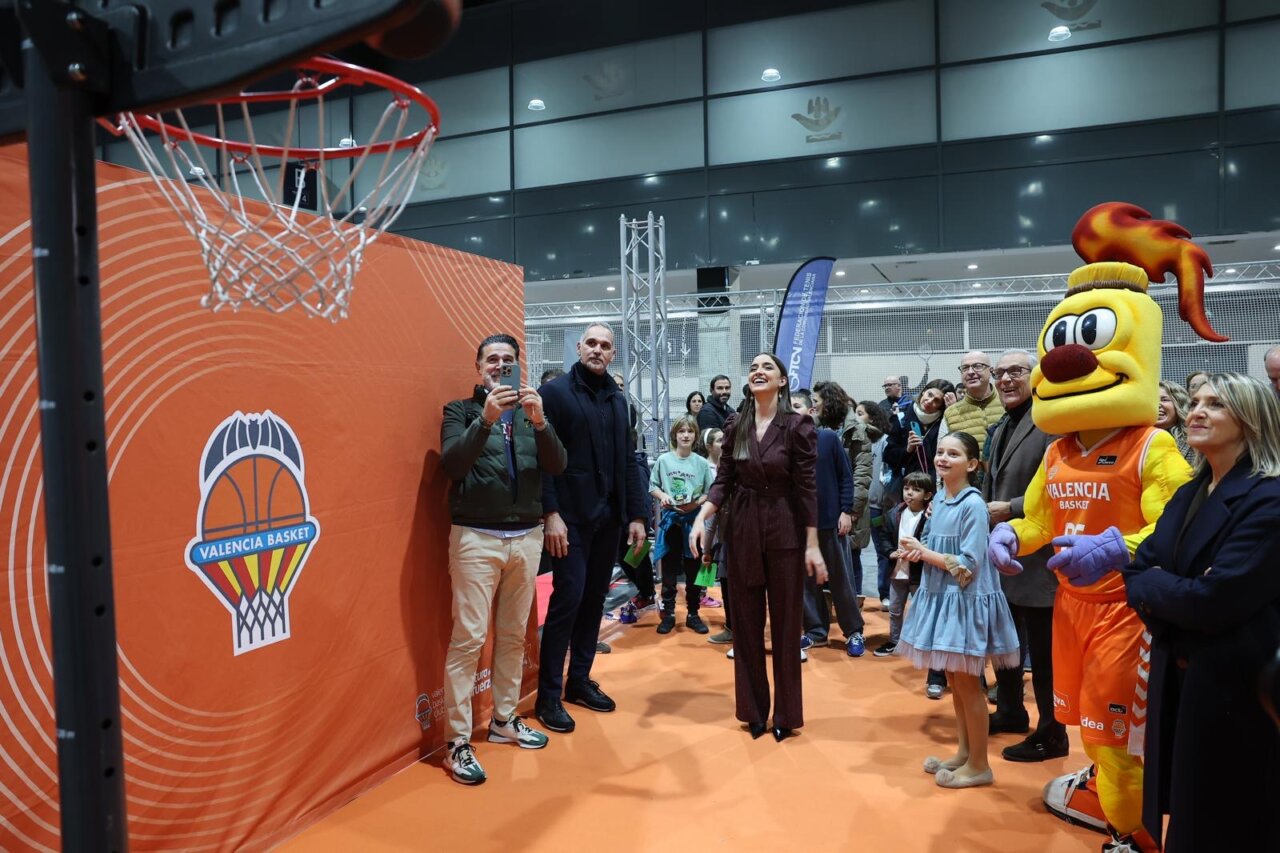 Evento de inauguración de Expojove 2025 con personas y mascota