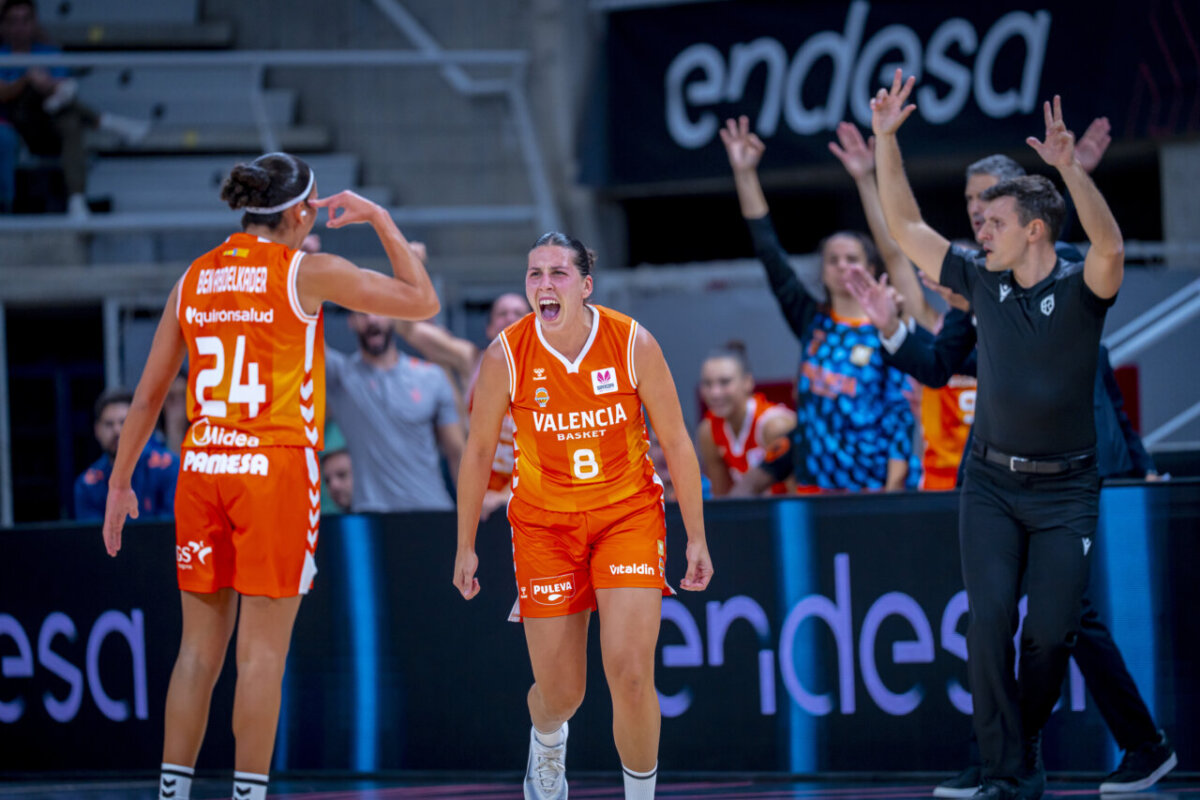 Jugadoras del Valencia Basket celebrando un momento del partido