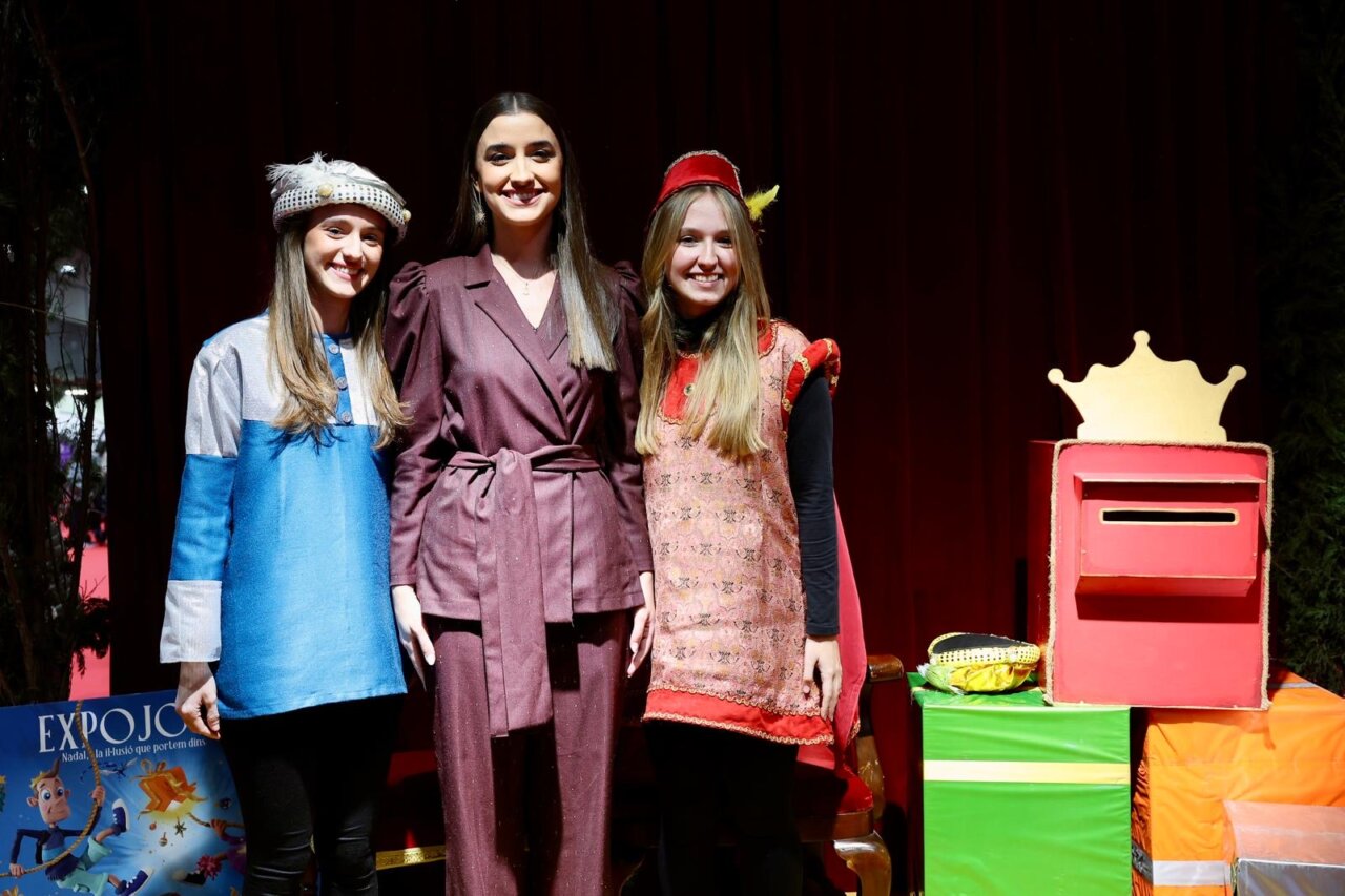 Tres personas posando en la inauguración de Expojove 2025