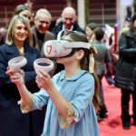 Niña usando gafas de realidad virtual en Expojove 2025