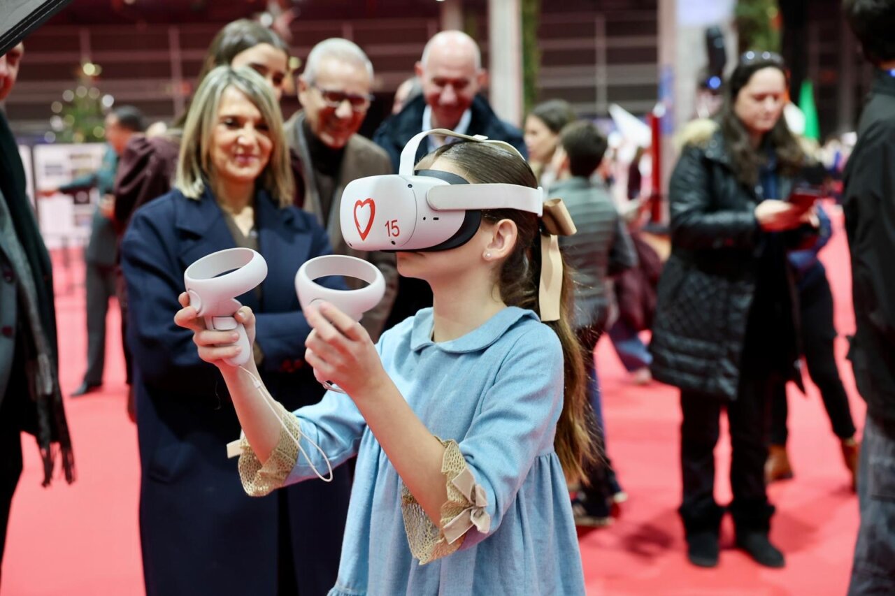 Niña usando gafas de realidad virtual en Expojove 2025