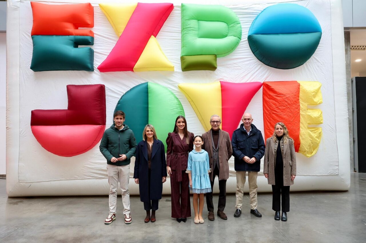 Grupo de personas en la inauguración de Expojove 2025 frente a un fondo colorido.