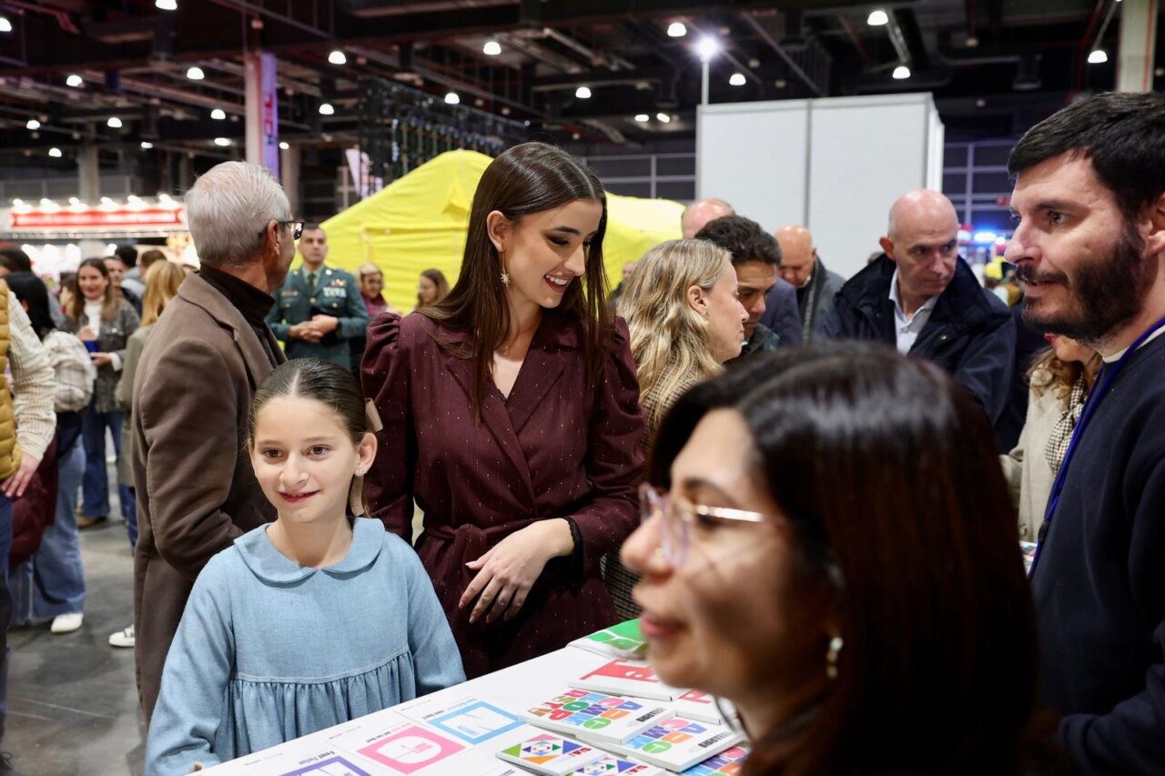 Personas en la inauguración de Expojove 2025, sonriendo y conversando.