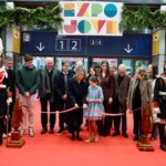 Inauguración de Expojove 2025 con asistentes y corte de cinta