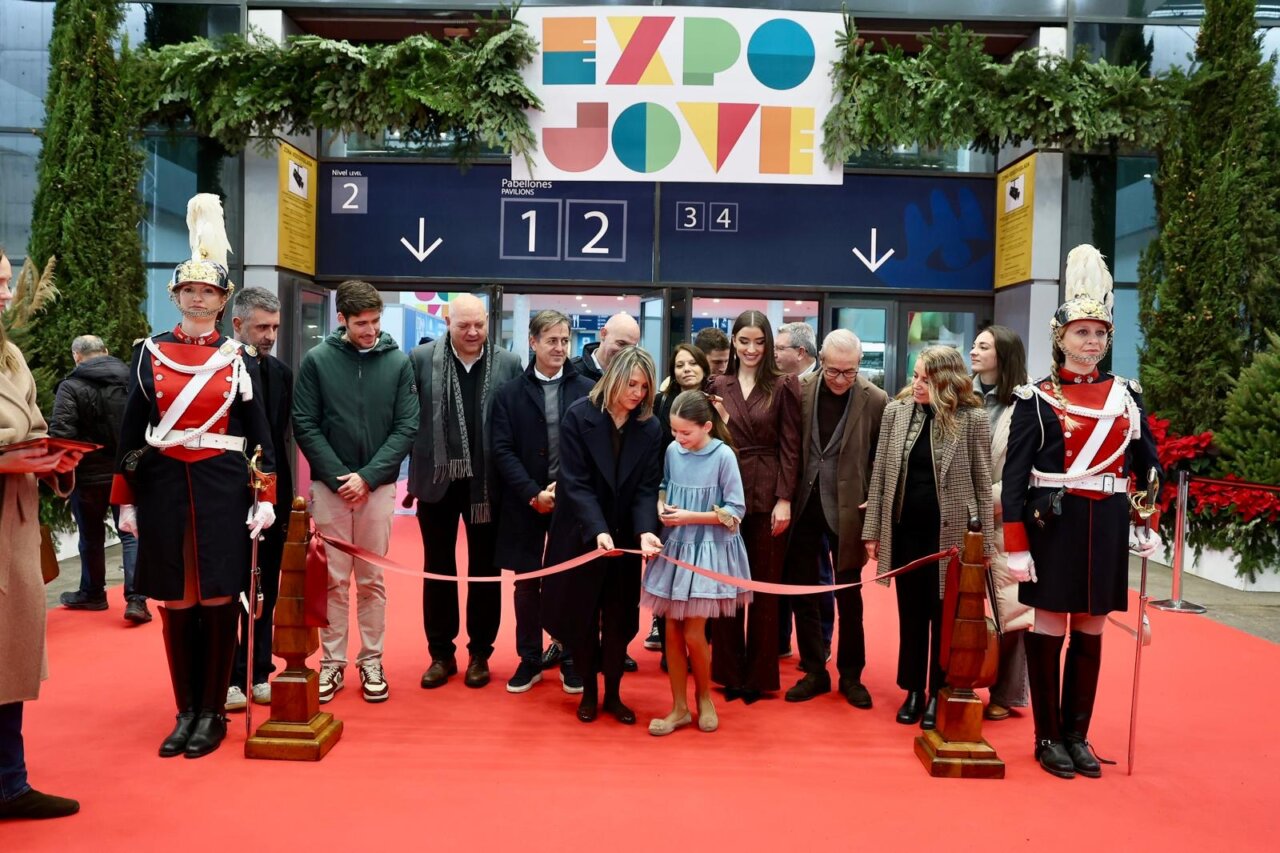 Inauguración de Expojove 2025 con asistentes y corte de cinta