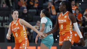 Jugadoras de Valencia Basket en un emocionante partido de baloncesto