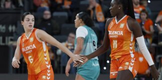 Jugadoras de Valencia Basket en un emocionante partido de baloncesto