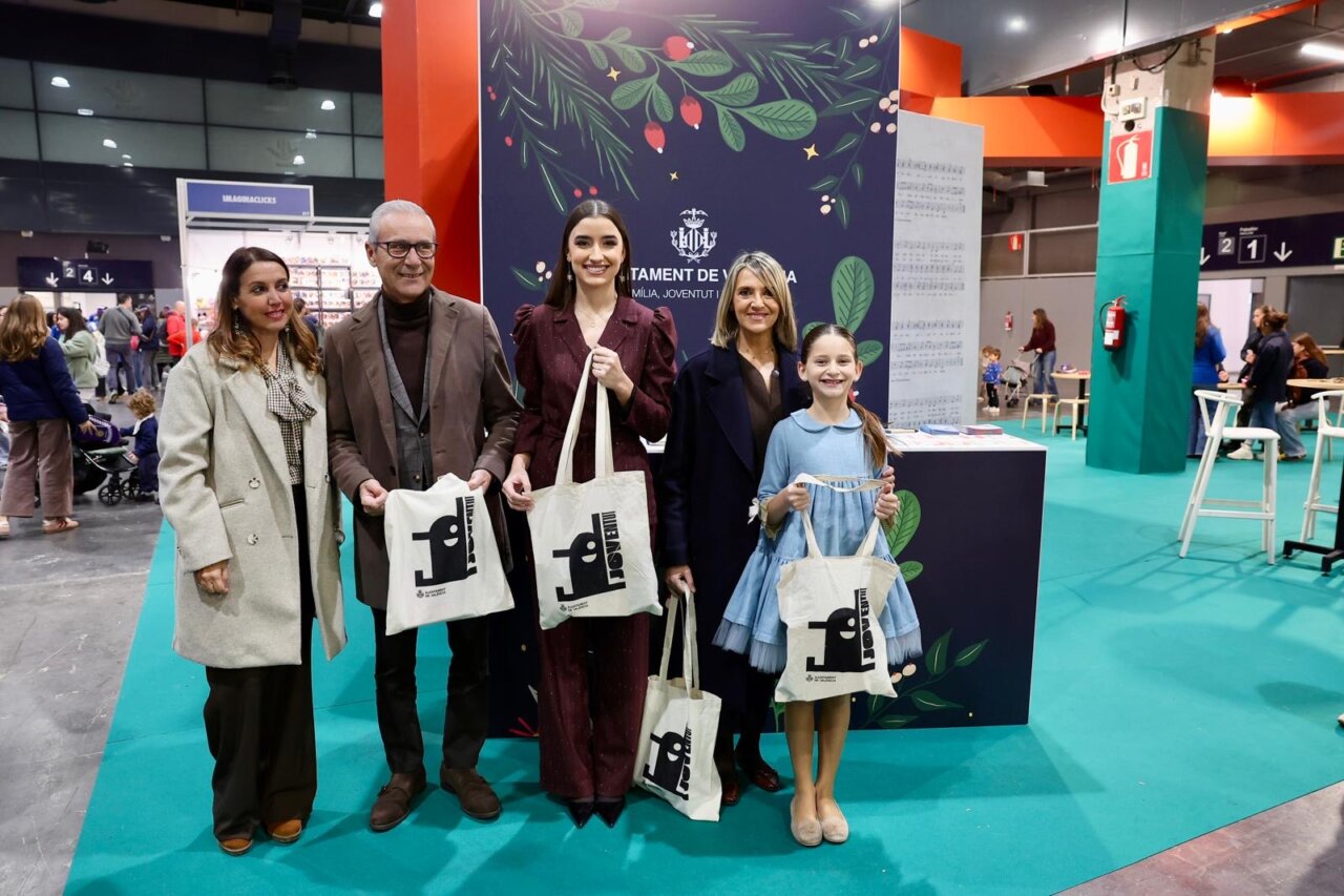 Grupo de personas en la inauguración de Expojove 2025 sosteniendo bolsas