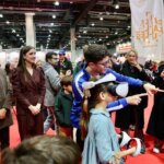 Personas disfrutando de actividades en Expojove 2025