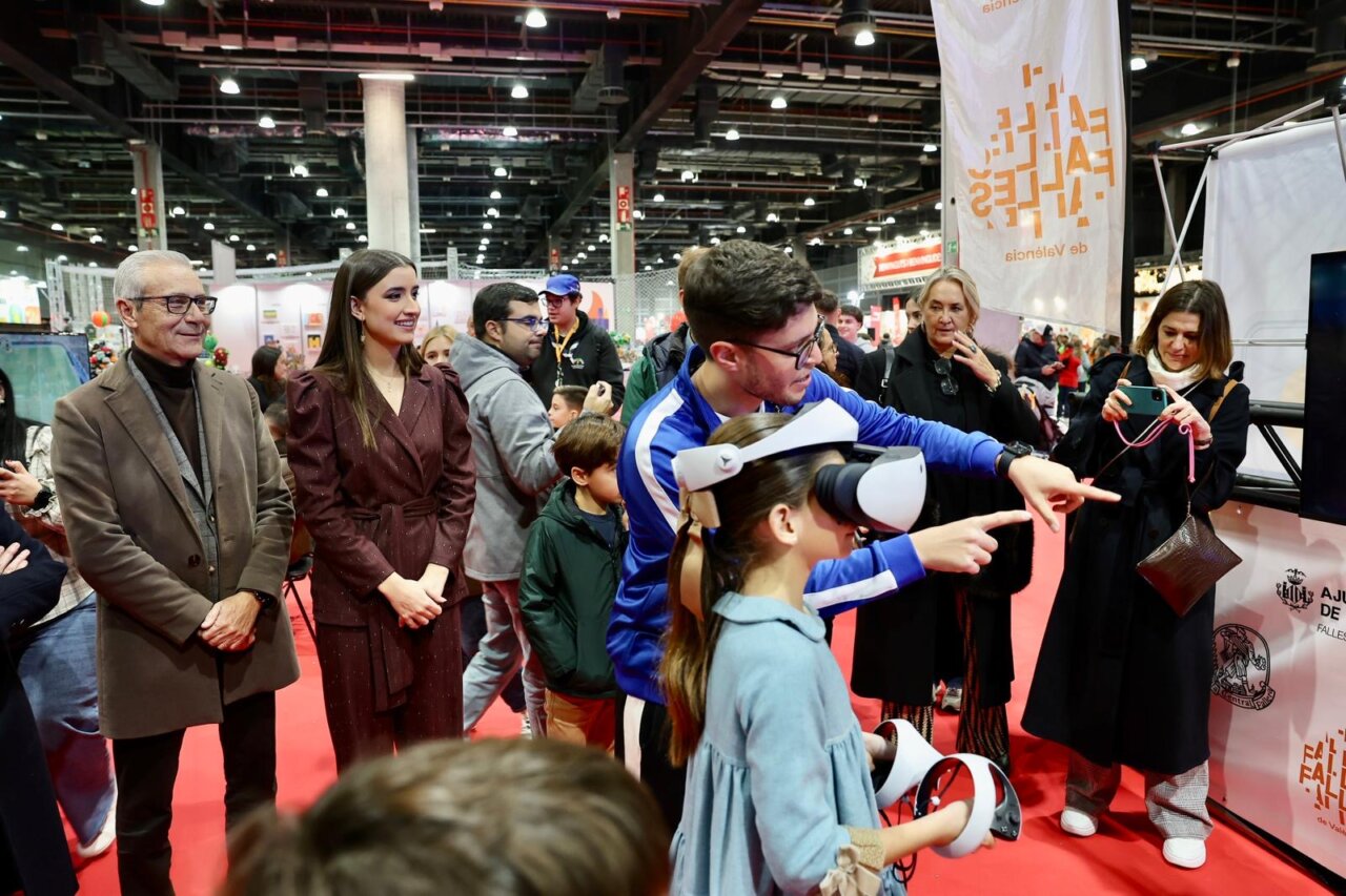 Personas disfrutando de actividades en Expojove 2025