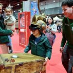 Niño con gafas de realidad aumentada en Expojove 2025