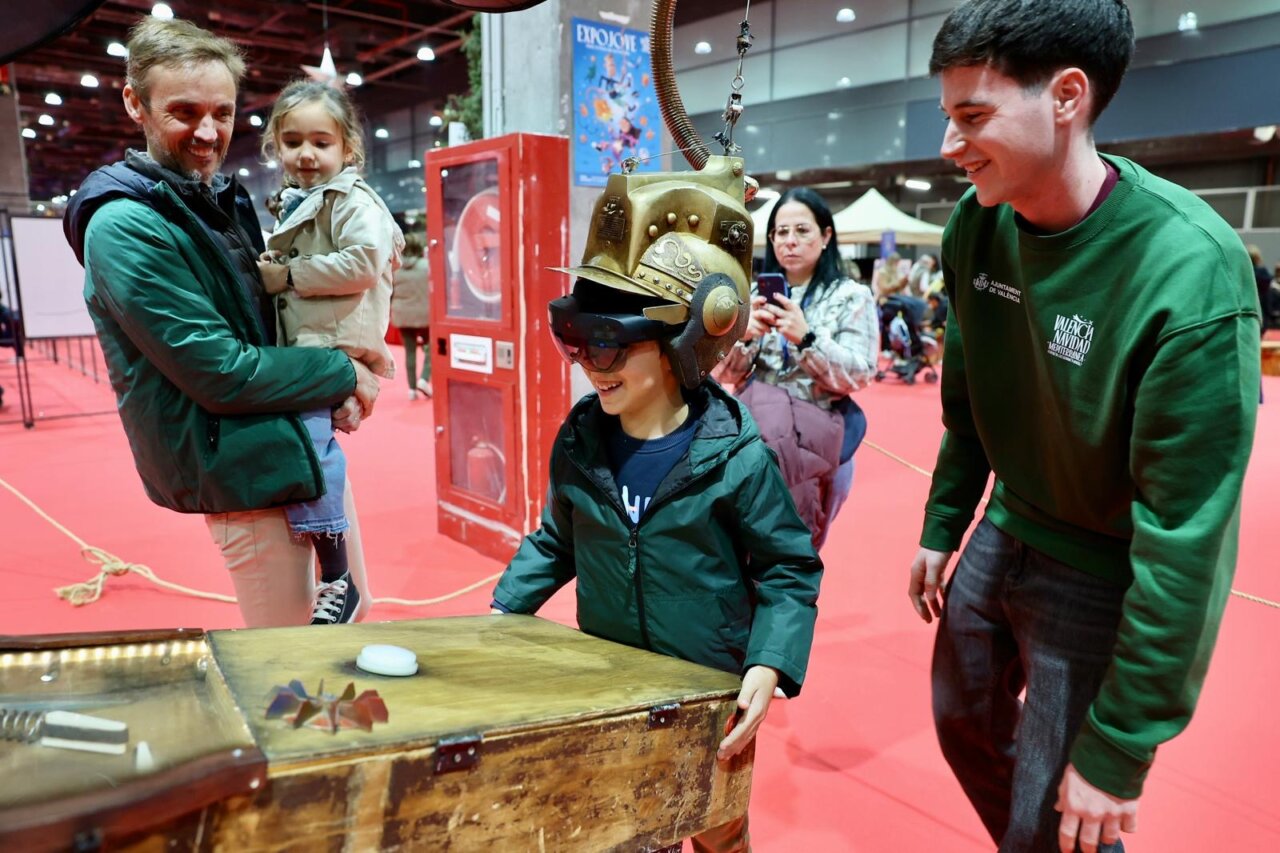Niño con gafas de realidad aumentada en Expojove 2025