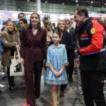 Personas sonrientes en la inauguración de Expojove 2025