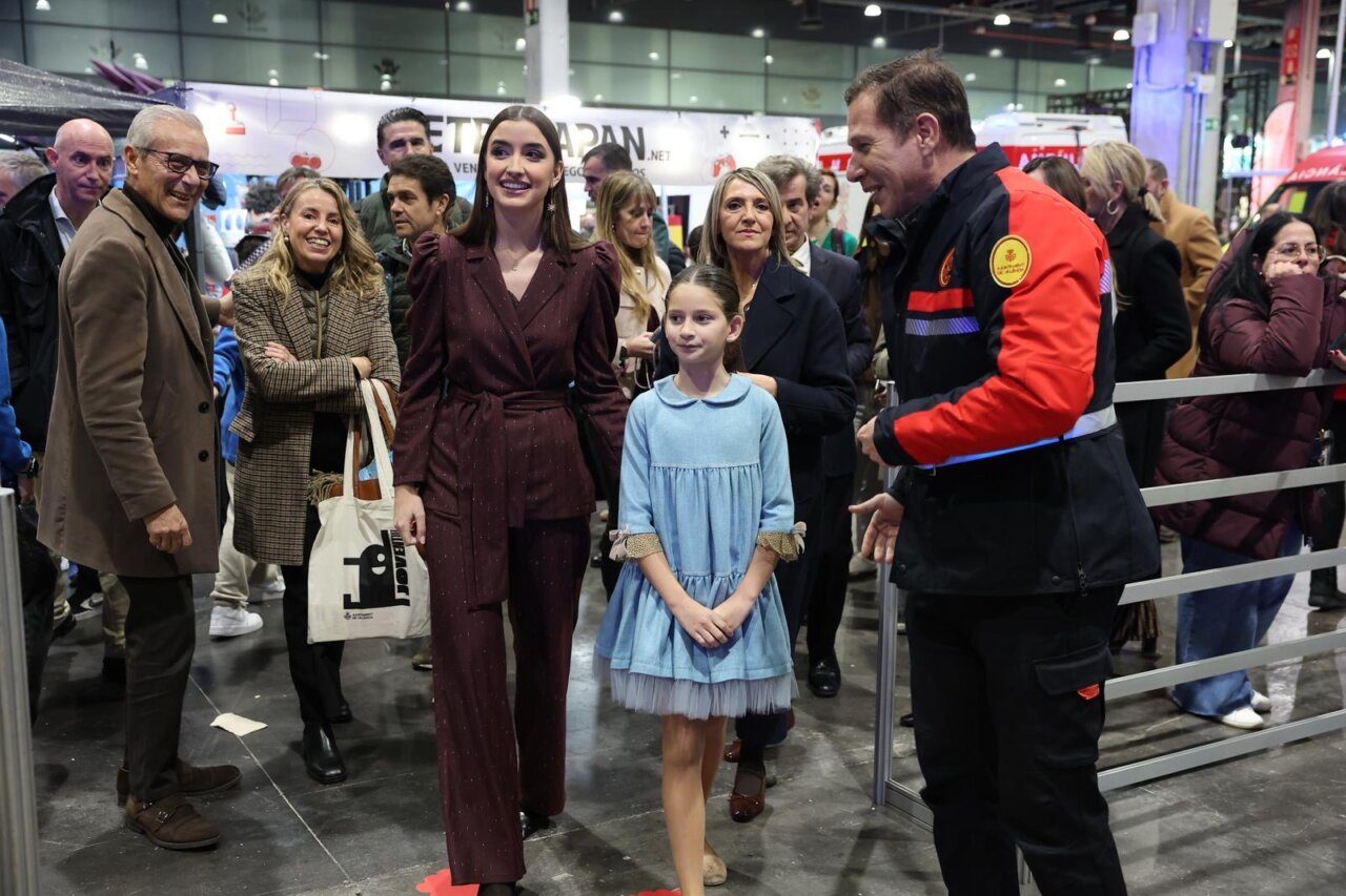 Personas sonrientes en la inauguración de Expojove 2025