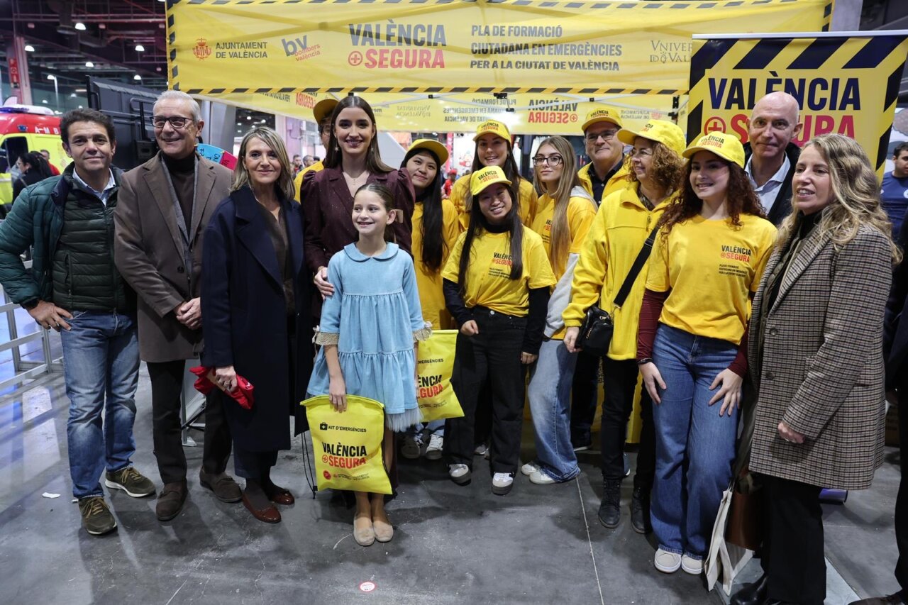 Grupo de personas en la inauguración de Expojove 2025 en Valencia