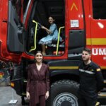 Una mujer y un niño en un camión de bomberos en Expojove 2025