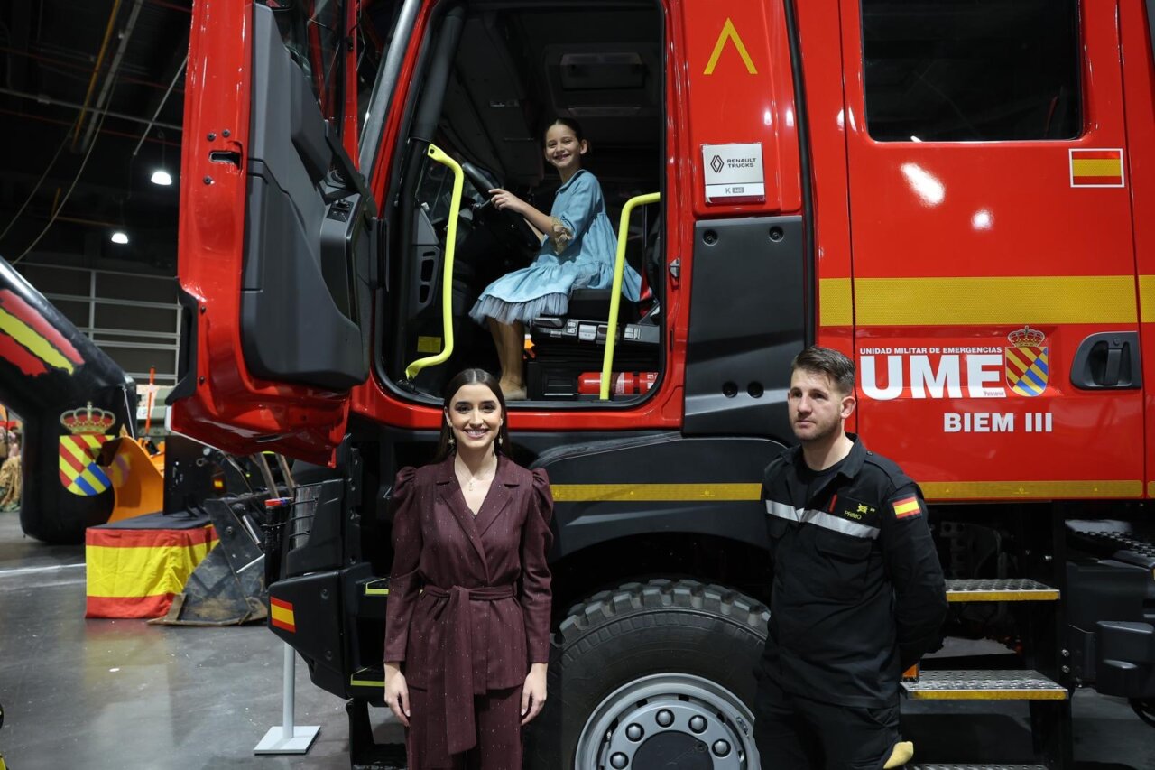 Una mujer y un niño en un camión de bomberos en Expojove 2025
