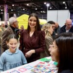 Personas sonriendo en la inauguración de Expojove 2025