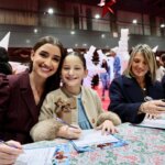 Familia sonriente en la inauguración de Expojove 2025