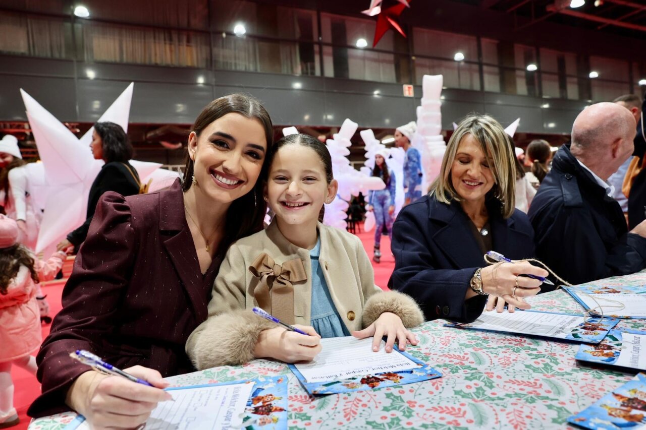 Familia sonriente en la inauguración de Expojove 2025