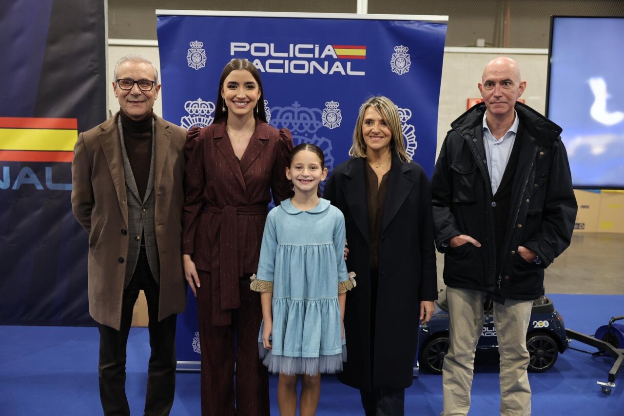 Grupo de personas en la inauguración de Expojove 2025