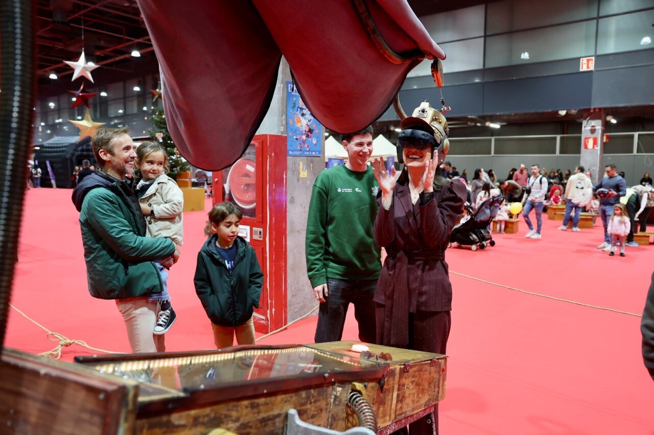 Familias disfrutando en la inauguración de Expojove 2025