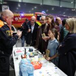 Personas interactuando en la inauguración de Expojove 2025
