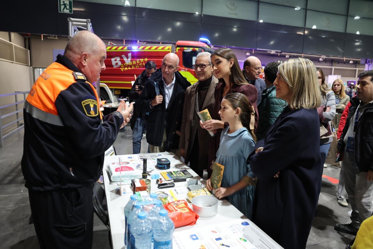 Personas interactuando en la inauguración de Expojove 2025