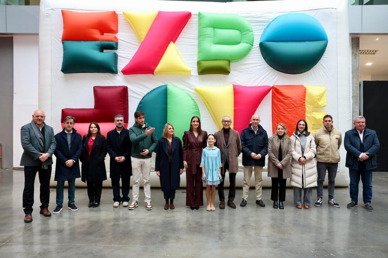 Grupo de personas en la inauguración de Expojove 2025 con fondo colorido