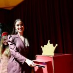 Mujer sonriente en la inauguración de Expojove 2025