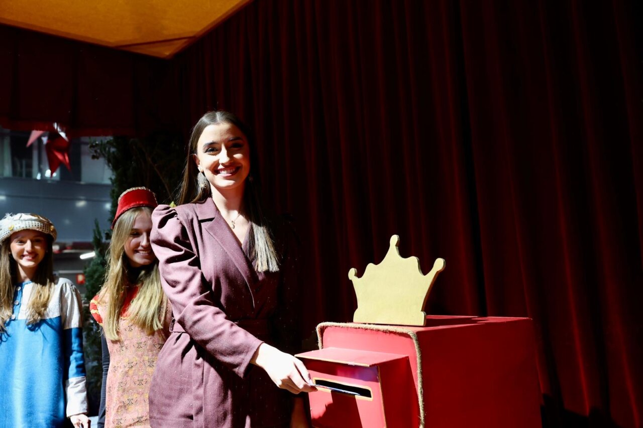 Mujer sonriente en la inauguración de Expojove 2025