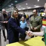 Persona saludando en la inauguración de Expojove 2025