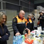 Personas en un stand de Expojove 2025 con productos de emergencia