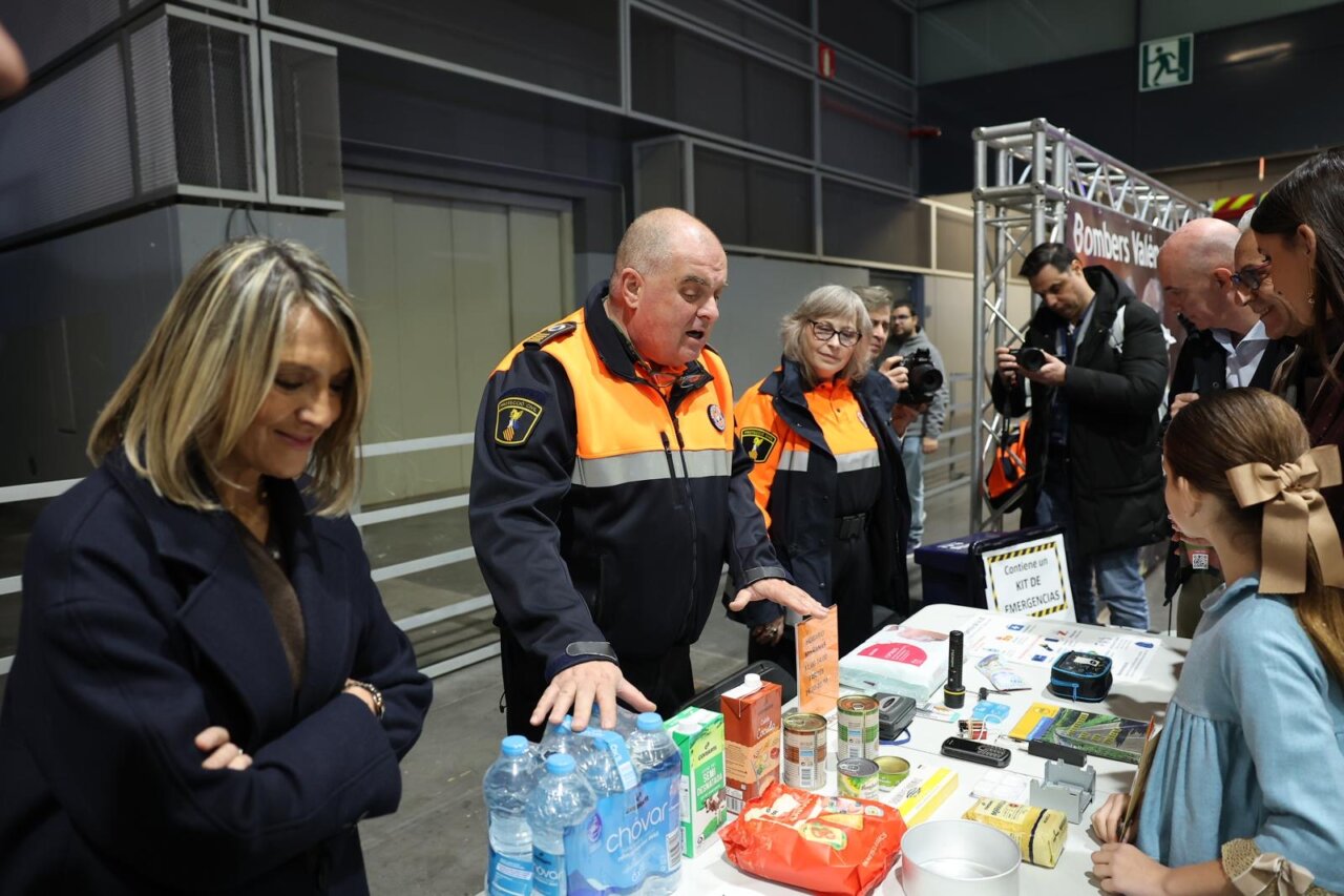 Personas en un stand de Expojove 2025 con productos de emergencia