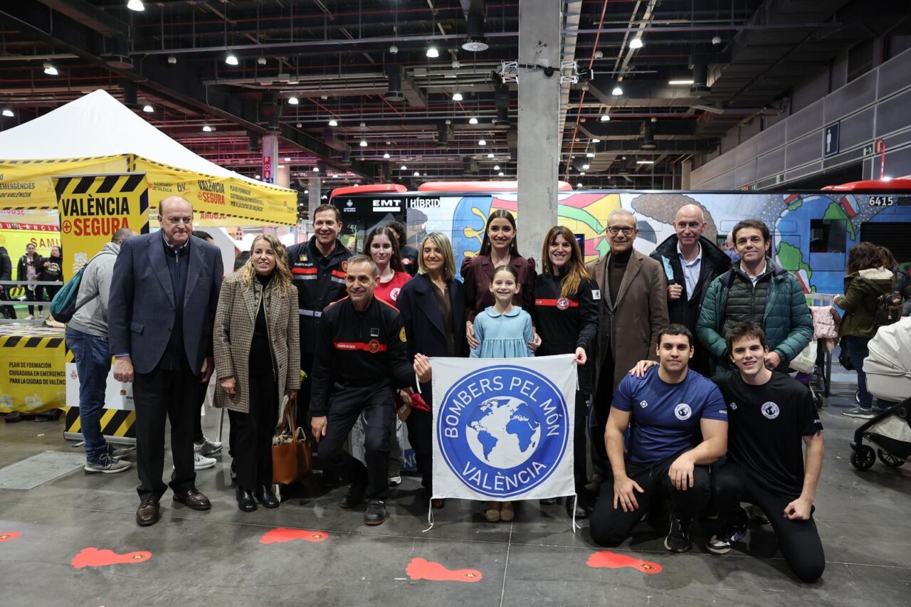 Grupo de personas en la inauguración de Expojove 2025 en Valencia