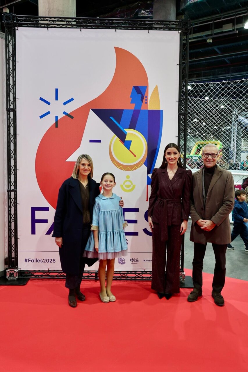 Cuatro personas posando en la inauguración de Expojove 2025