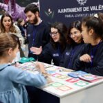 Grupo de personas interactuando en un stand en Expojove 2025